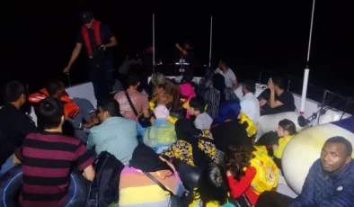 İzmir Açıklarında Yunanistan Tarafından İtildikten Sonra Kurtarılan 22 Düzensiz Göçmen