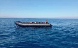 İzmir açıklarında Yunanistan unsurları tarafından Türk kara sularına itilen 64 düzensiz göçmen kurtarıldı