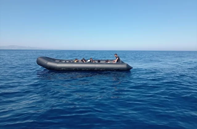 İzmir açıklarında Yunanistan unsurları tarafından Türk kara sularına itilen 64 düzensiz göçmen kurtarıldı