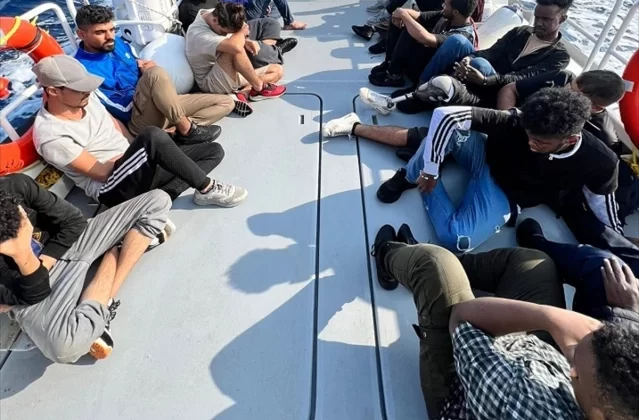 İzmir’de Yunanistan unsurları tarafından Türk kara sularına itilen 91 düzensiz göçmen kurtarıldı