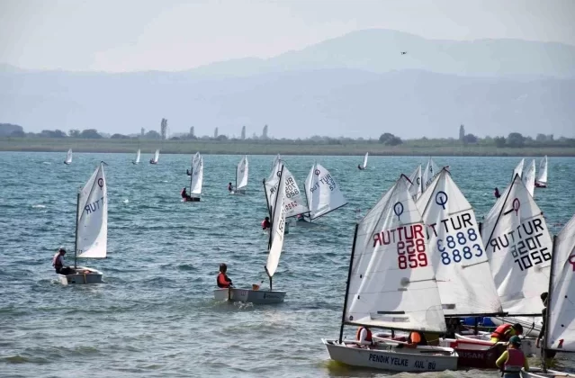 İznik Gölü'nde Yelken Yarışları Heyecanı 1 İznik Gölü’nde Yelken Yarışları Heyecanı