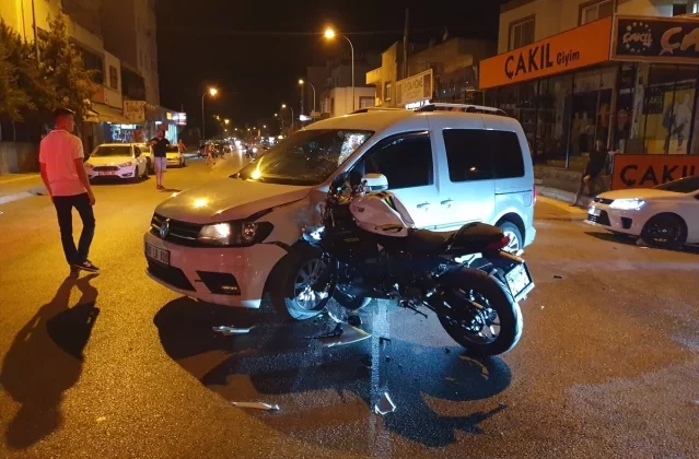 Kadirli’de Hafif Ticari Araç ile Motosiklet Çarpıştı: 2 Yaralı