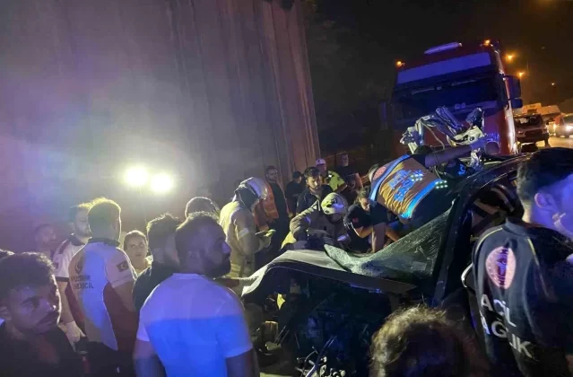 Kağıthane’de Cip Hafriyat Kamyonuna Çarptı: 2 Yaralı