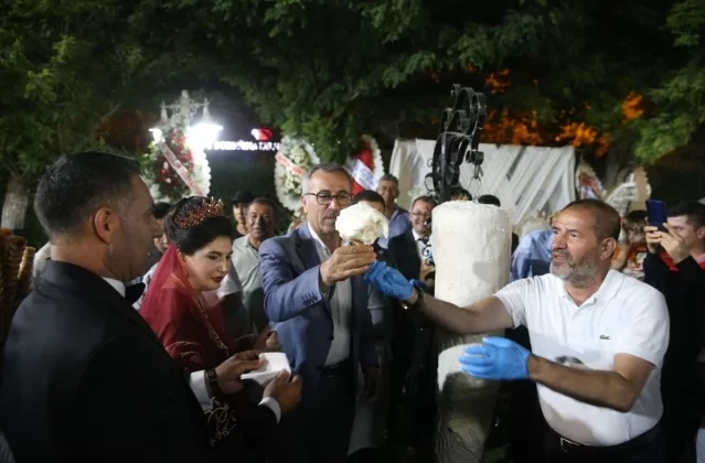 Kahramanmaraş'ta düğünde pasta yerine dondurma kesildi 1 Kahramanmaraş’ta düğünde pasta yerine dondurma kesildi