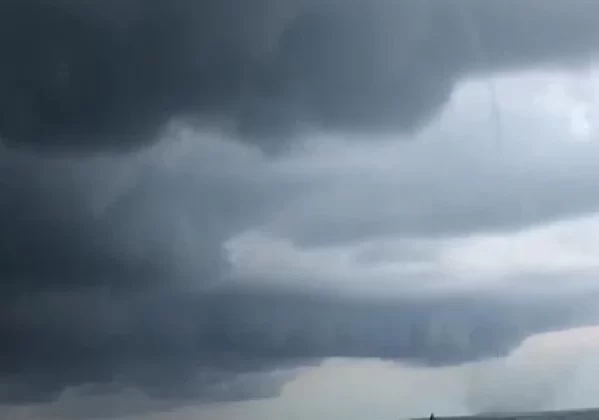 Karaburun Sahili’nde Hortum Oluştu – Son Dakika