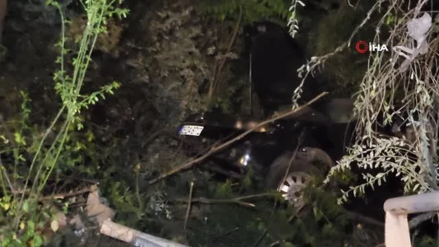 Karşı şeride geçerek korkulukları yıkıp şarampole uçtu