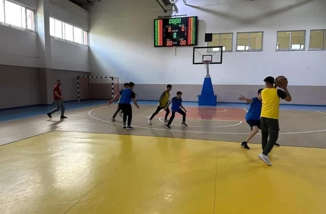 Kars'ta düzenlenen 'Sokaklar Bizim 3x3 Basketbol Gençlik Turnuvası' renkli görüntülere sahne oldu 1 Kars’ta düzenlenen ‘Sokaklar Bizim 3×3 Basketbol Gençlik Turnuvası’ renkli görüntülere sahne oldu