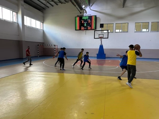Kars'ta düzenlenen 'Sokaklar Bizim 3x3 Basketbol Gençlik Turnuvası' renkli görüntülere sahne oldu