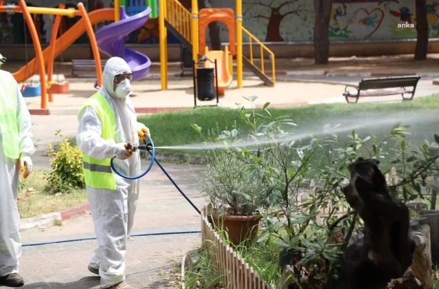 Kartal Belediyesi Yeşil Alanlarda İlaçlama Çalışmalarına Devam Ediyor