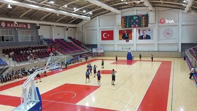 Kavgayı ayırmak için tribünden atlayan şahsın ayak bileği kırıldı