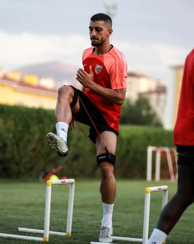 Kayserispor'un stoperi Majid Hosseini, Galatasaray maçında forma giyemeyecek