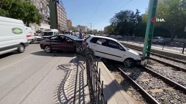 Kaza sonucu otomobil tramvay yoluna düştü: 2 yaralı