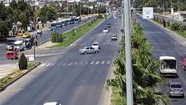 Kırmızı Işık İhlali Yapan Otomobiller Çarpıştı: 1’i Bebek 5 Kişi Yaralandı