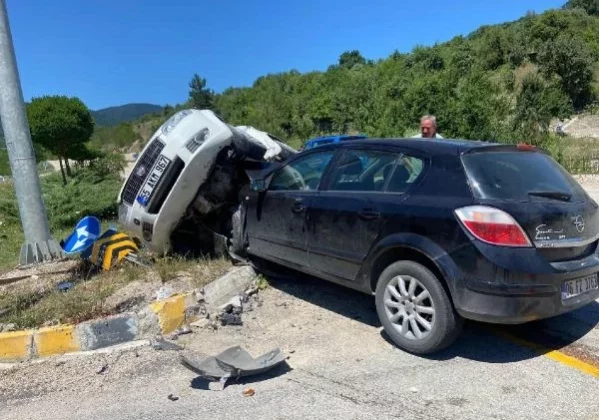 Kontrolsüz kavşakta korkunç kaza: 1 ölü, 8 yaralı
