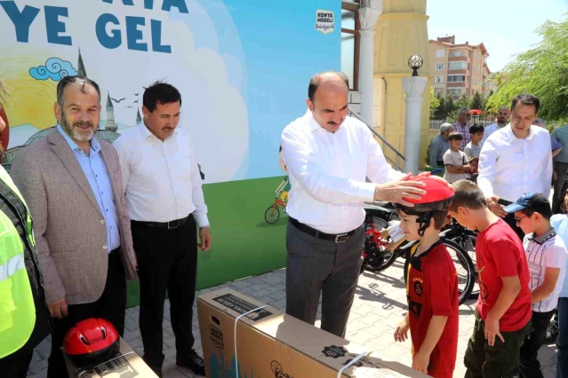 Konya Büyükşehir Belediye Başkanı Uğur İbrahim Altay, bisiklet dağıtım programına katıldı