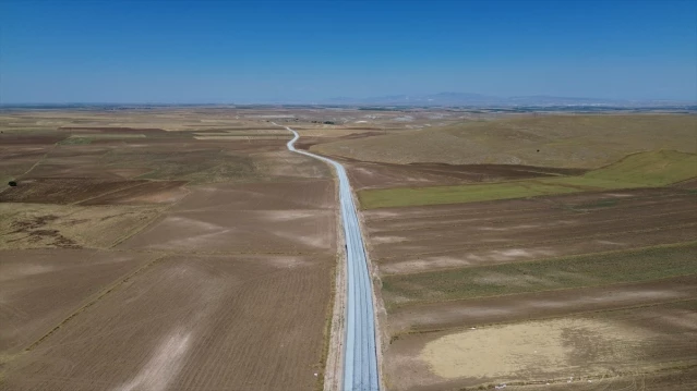 Konya Büyükşehir Belediyesi Yunak ve Akşehir’in mahalle yollarında sathi kaplama çalışmalarını tamamladı