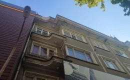 Konya’da Kaldırımda Yürüyen Baba ve Kızı Beton Sıva Parçalarının Düşmesi Sonucu Yaralandı