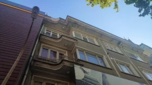 Konyada-Kaldirimda-Yuruyen-Baba-ve-Kizi-Beton-Siva-Parcalarinin-Dusmesi.jpg