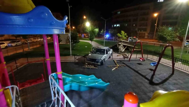 Konya’da Kontrolden Çıkan Otomobil Kamelyayı Yıktı