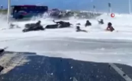 Maldivler’de sahile vuran dalga, araçları ve insanları sürükledi