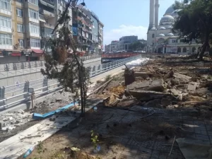 Maltepe-Meydan-Projesi-kapsaminda-17-cam-agaci-sokuldu.jpg