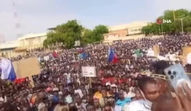 Nijer’de Bağımsızlık Günü’nde yüzlerce kişi sokağa çıktı