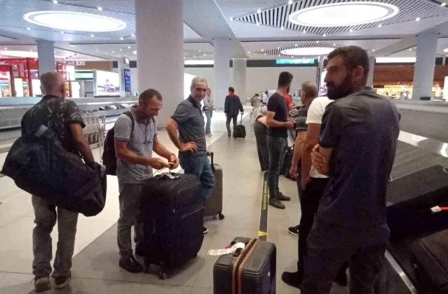 Nijer’de mahsur kalan Türk vatandaşları özel seferle Türkiye’ye döndü