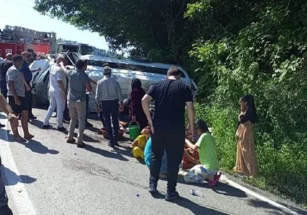Ordu’da minibüs ile otomobil kafa kafaya çarpıştı: 3’ü ağır, 17 yaralı