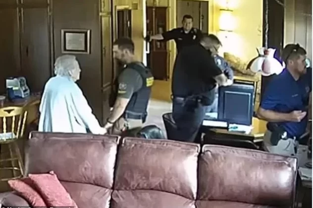 Polisin evine baskın düzenlediği 98 yaşındaki kadın yaşadığı öfke ve stresten dolayı bir kaç saat sonra kalp krizi geçirip öldü