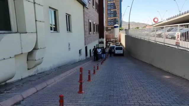 Polisten kaçarken kaza yapan uyuşturucu tacirleri adliyeye sevk edildi