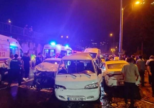 Rize’de minibüs ile 2 otomobilin karıştığı kazada 8 kişi yaralandı