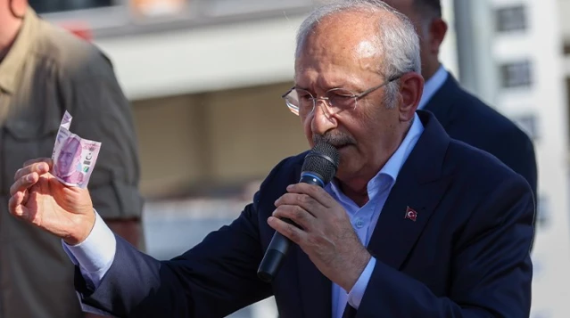 Sahalara yeniden inan Kılıçdaroğlu, elindeki Türk parasıyla vatandaşlara seslendi: Asıl zammı seçimden sonra göreceksiniz