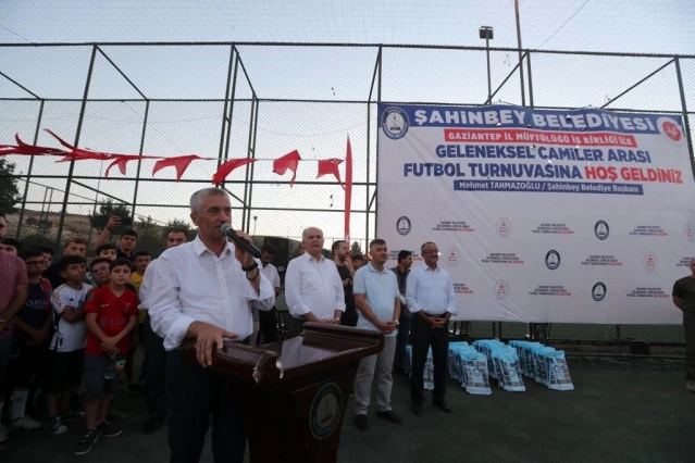 Şahinbey Belediyesi ve Gaziantep İl Müftülüğü işbirliğiyle düzenlenen Yaz Kur'an Kursları Futbol Turnuvası'nda dereceye giren takımlar ödüllerini aldı