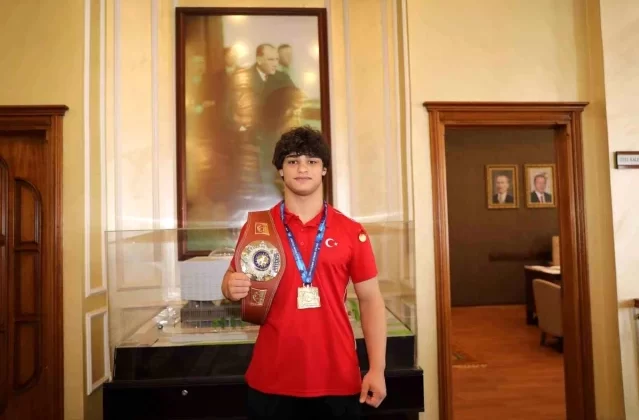 Samsunlu güreşçi Alperen Berber dünya şampiyonu oldu 1 Samsunlu güreşçi Alperen Berber dünya şampiyonu oldu