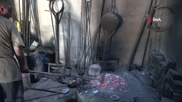 Sıcaklık bin 200 dereceye kadar çıkıyor...Döküm ustalarının zorlu mesaisi 1 Sıcaklık bin 200 dereceye kadar çıkıyor…Döküm ustalarının zorlu mesaisi