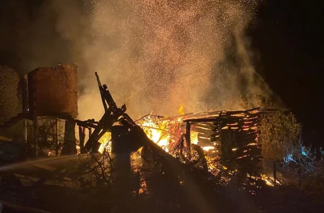 Sinop'un Ayancık ilçesinde ahşap ev yandı 1 Sinop’un Ayancık ilçesinde ahşap ev yandı