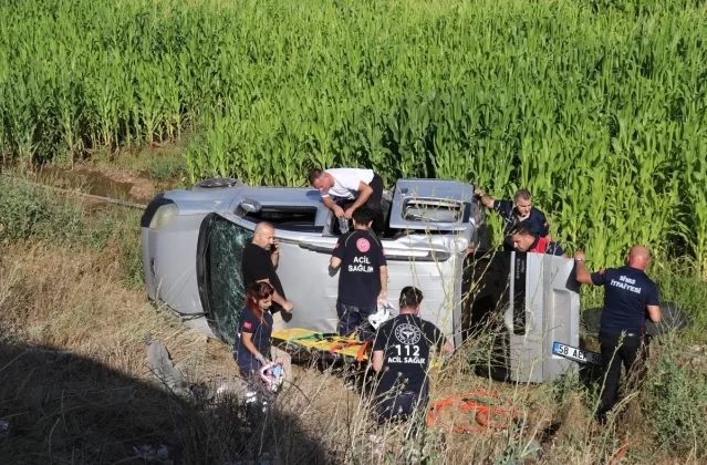 Sivas’ta Hafif Ticari Araç Mısır Tarlasına Devrildi, 2 Kişi Yaralandı