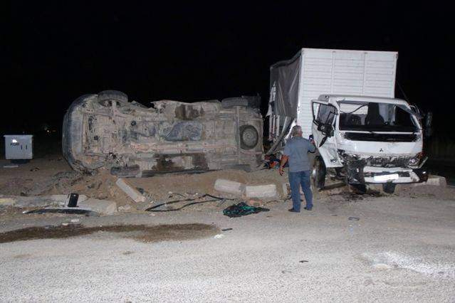 Sivas'ta Kamyon ile Hafif Ticari Araç Çarpıştı: 4 Yaralı