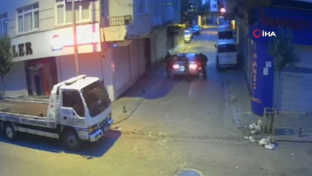 Soyguncuları camdan sandalye ve saksı atarak engellediler