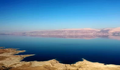 Su seviyesinin azalmasıyla Ölü Deniz’in İsrail kıyısında obruklar ortaya çıktı