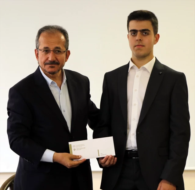Suudi Arabistan'da düzenlenecek hafızlık yarışması için Türkiye'yi temsil edecek genç hafıza uğurlandı