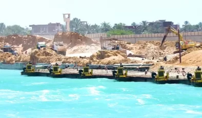 Süveyş Kanalı’nda Çarpışan Gemilerden Birisi Yeniden Yüzdürüldü