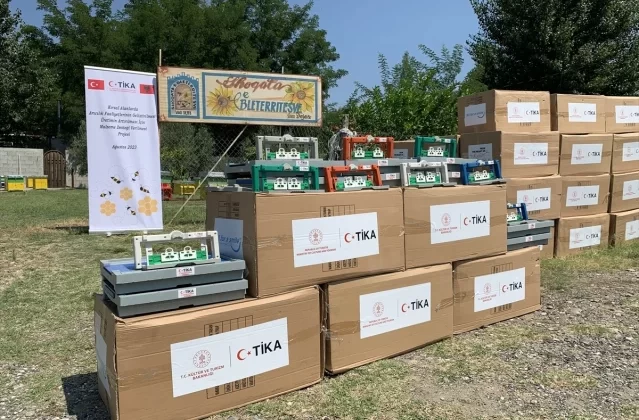 TİKA, Arnavutluk'taki Arıcılara Malzeme Desteği Verdi 1 TİKA, Arnavutluk’taki Arıcılara Malzeme Desteği Verdi