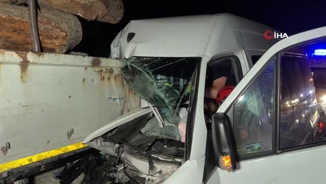 Tomruk yüklü tıra minibüs çarptı: 1 ölü, 20 yaralı