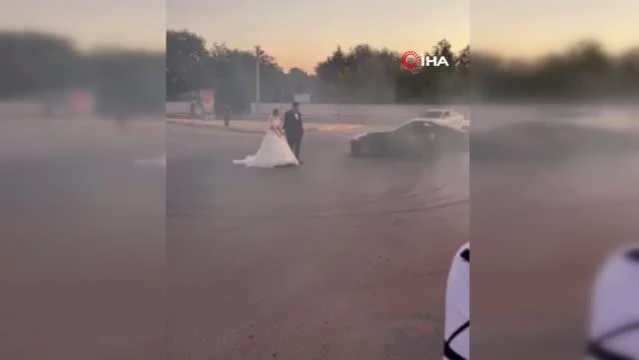 Trafiğe açık yolda gelin ve damadın etrafından drift atan sürücü kamerada