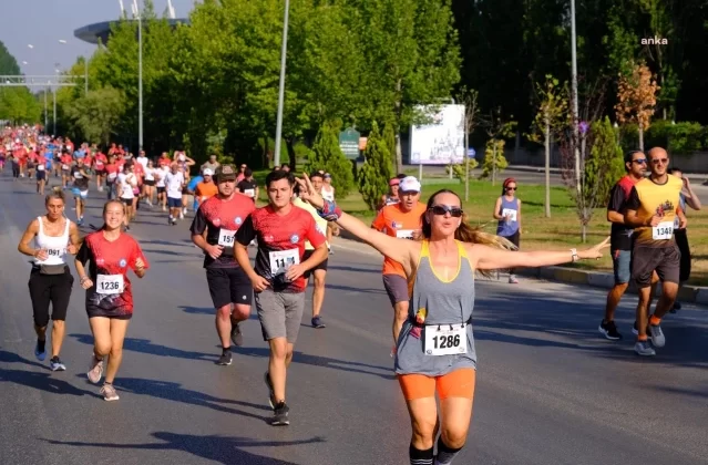 Ulusal ve Uluslararası Sporcuların Katıldığı 4. Uluslararası Eskişehir Yarı Maratonu Heyecanı 1 Ulusal ve Uluslararası Sporcuların Katıldığı 4. Uluslararası Eskişehir Yarı Maratonu Heyecanı