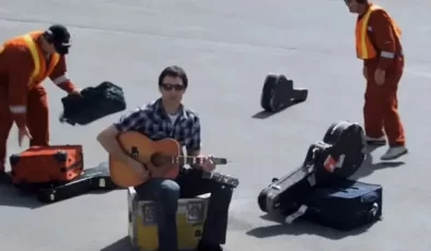 United Airlines, ünlü şarkıcı-söz yazarı Dave Carroll ile yaşanan olay sonrasında itibar kaybıyla mücadele ediyor