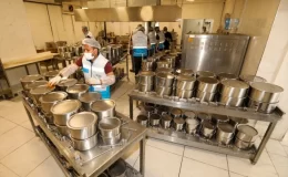 Van’da Belediye Ekipleri İhtiyaç Sahiplerine Yemek Servisi Yapıyor
