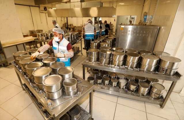 Van’da Belediye Ekipleri İhtiyaç Sahiplerine Yemek Servisi Yapıyor