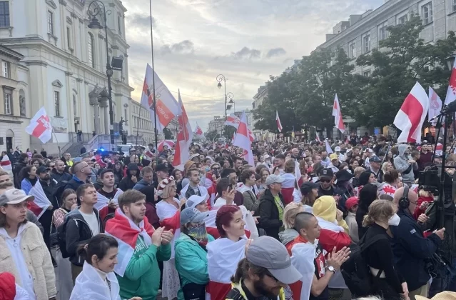 Varşova'da Belarus Vatandaşları Cumhurbaşkanı Seçimlerini Protesto Etti 1 Varşova’da Belarus Vatandaşları Cumhurbaşkanı Seçimlerini Protesto Etti